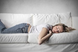 echarse la siesta