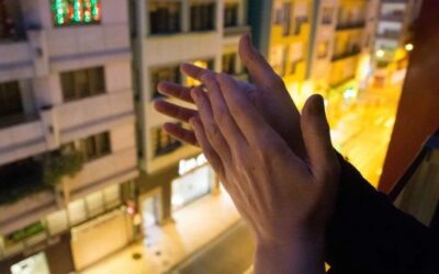 Los aplausos de las 8: el pequeño gesto que nos une